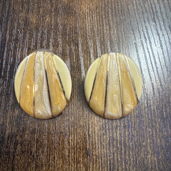Jewelry - Vintage Metal Gold Tone Yellow Cream Enamel Earrings Oval